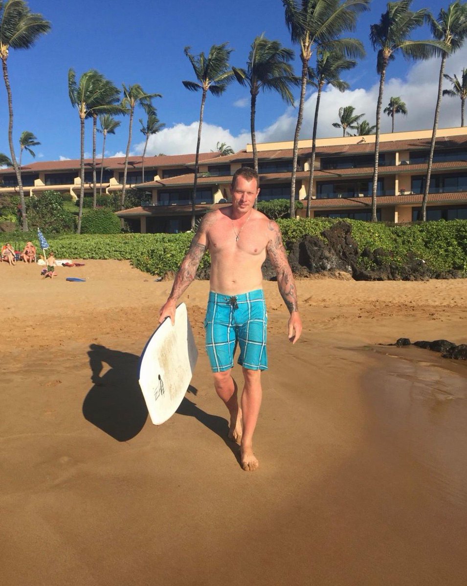 amptgrowth's tweet photo. Getting out of your comfort zone resets everything.

The ocean. The gym. Trying something new.

Men carry a lot—and without an outlet, it builds up.

Move your body. Challenge yourself. Stay sharp mentally.

The blueprint’s in my bio if you’re ready. https://t.co/E6D6RQmTMS