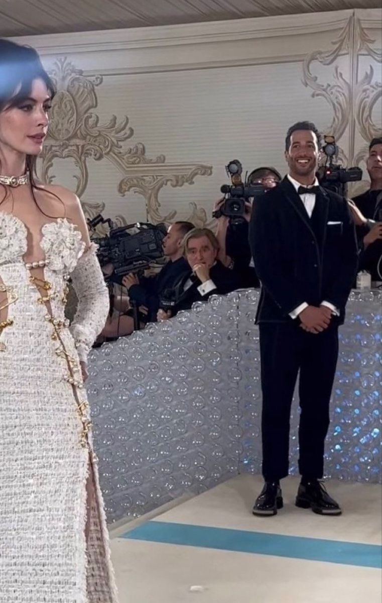 cinericciardo's tweet image. when daniel was stunned seeing anne hathaway at the met gala 2023