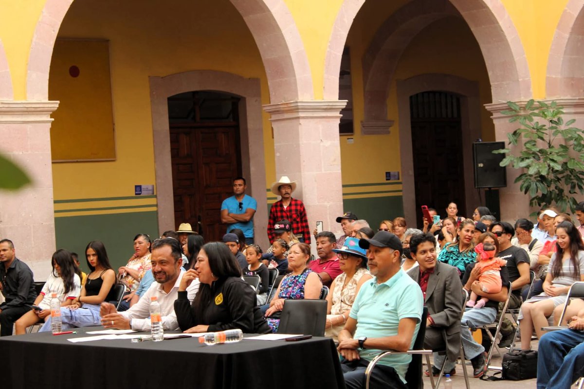 Ecodiariozac's tweet image. 🎤 Realiza Antorchismo Concurso Estatal de Voces en Zacatecas 
Más de 30 intérpretes brillan en la Casa Municipal de Cultura 🎶. Ganadores se preparan rumbo a la Espartaqueada Cultural Nacional 2027 🤩. 

🔗ecodiario.mx/noticia/realiz…

#Cultura #Música #Zacatecas #EcoDiario