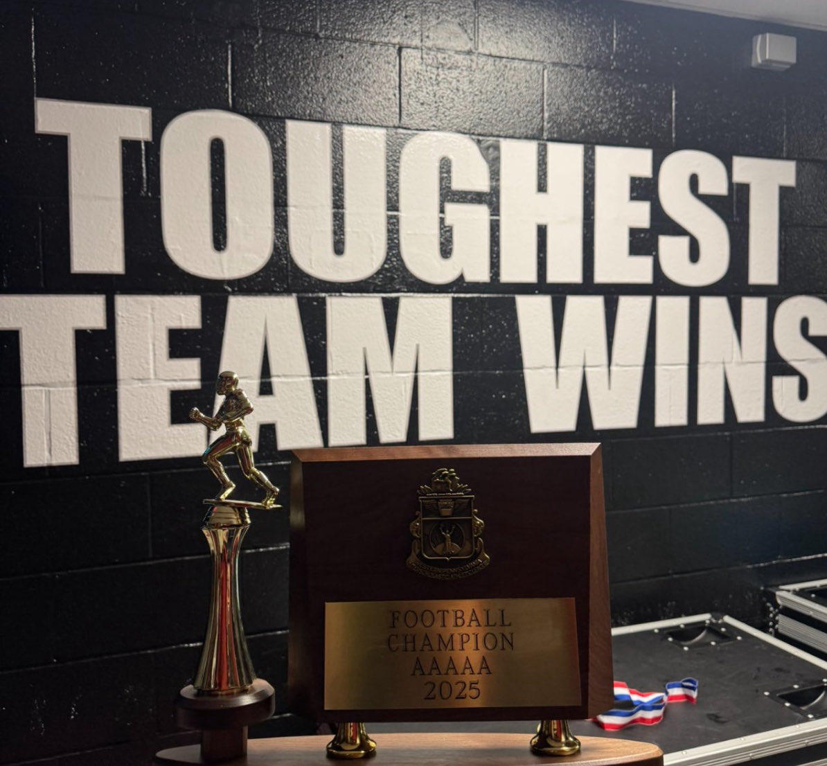 Coach_MHull's tweet image. Always great seeing some WPIAL Champs in person. Thanks Coach @Coach_Plack for bringing out the @PetersTwpSports student-athletes for Wayne State! #WeMakeItHappen