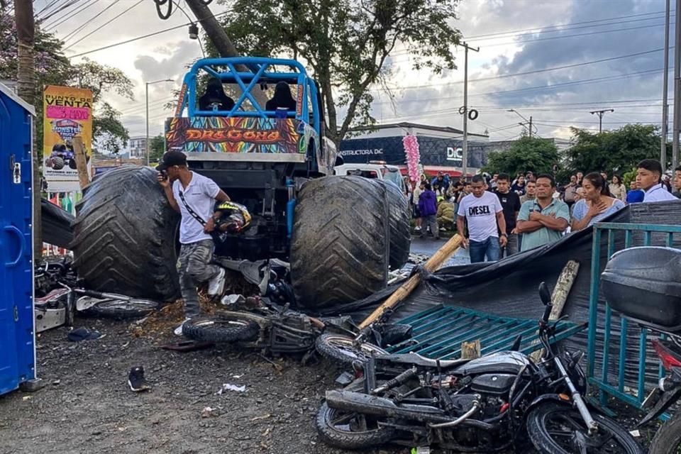 AViverosNoticia's tweet image. EXHIBICIÓN DE `MONSTER TRUCKS` DEJA DOS MUERTOS Y 37 HERIDOS EN COLOMBIA | VIDEO 

#Colombia #MonsterTrucks #accidente 

albertoviverosnoticias.com/detallenota.ph…