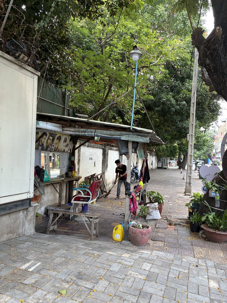 socialcompassz's tweet photo. カンボジアではプノンペンでさえも、まだまだこんな感じの床屋が健在します

大体2ドルくらいでカンボジアンヘアーにしてくれますね、お財布にありがたい https://t.co/918UKpU9WZ