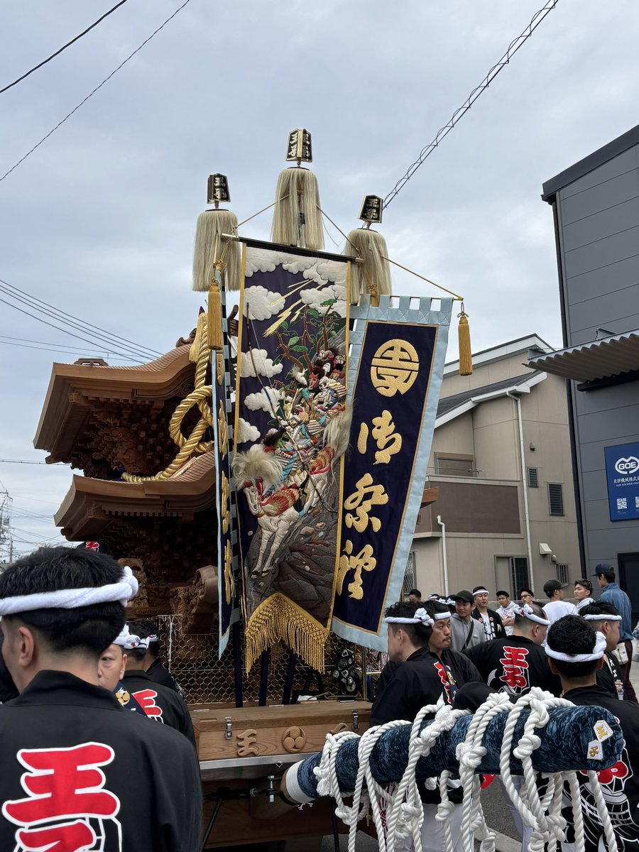 junnodanjiri's tweet photo. 貝塚市王子町
新調30周年記念修理入魂御披露目曳行 https://t.co/vx6OoMs1hj