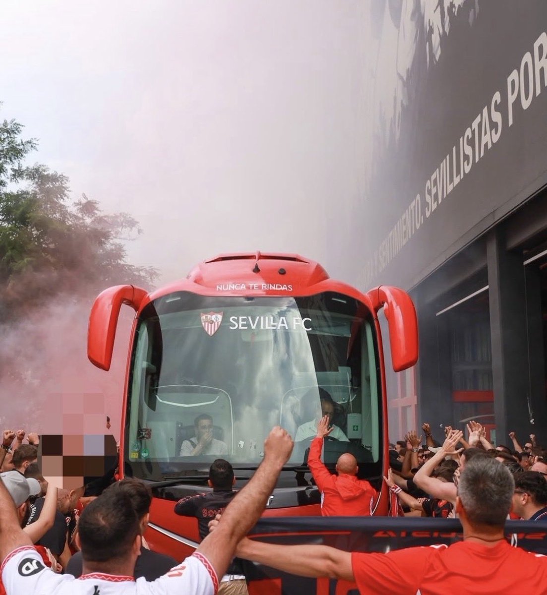 hoy y siempre ❤️🤍
<a href="/SevillaFC/">Sevilla Fútbol Club</a>