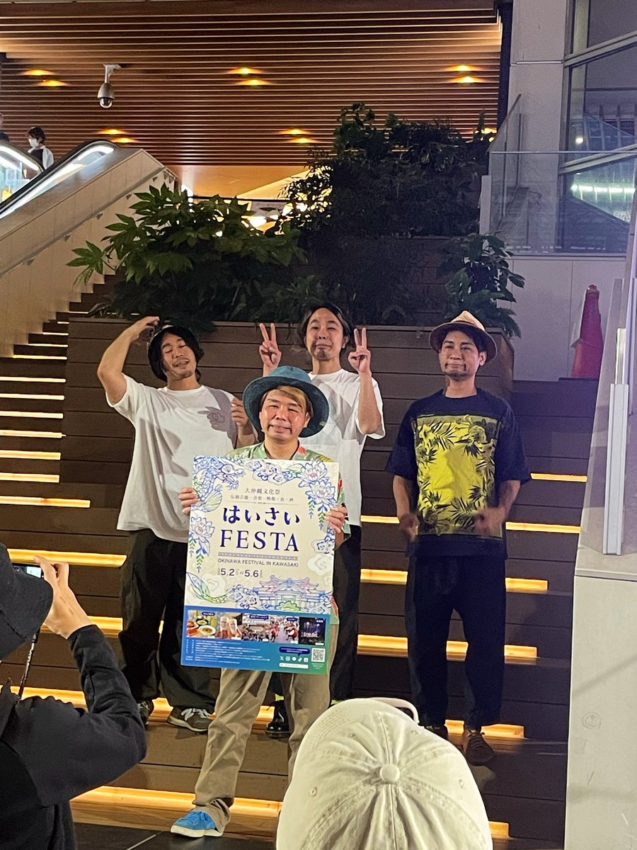 274machineger's tweet photo. 次は、ヘンザン☆タカヒロさん。
こちらも素敵で楽しくなる歌がたくさんで、めちゃ癒された😆

また、ミュージックフェア風登場ありで面白かった🤣

物販でラス1のタオルを買い、皆さんのサインをいただきました😊 https://t.co/hElb0Nvpnm