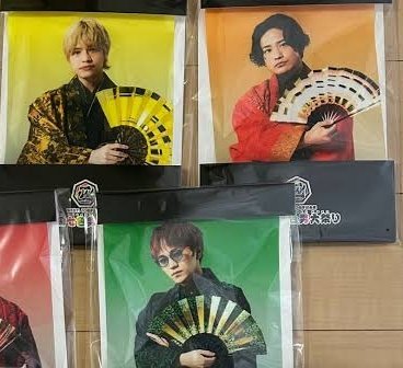 nonnon95515's tweet photo. 断捨離で男祭りのタペストリー(中間神山桐山)未開封なんだけど欲しい人いないかな？
カプセルWESTもある！

#WEST. https://t.co/YalD1twNoo