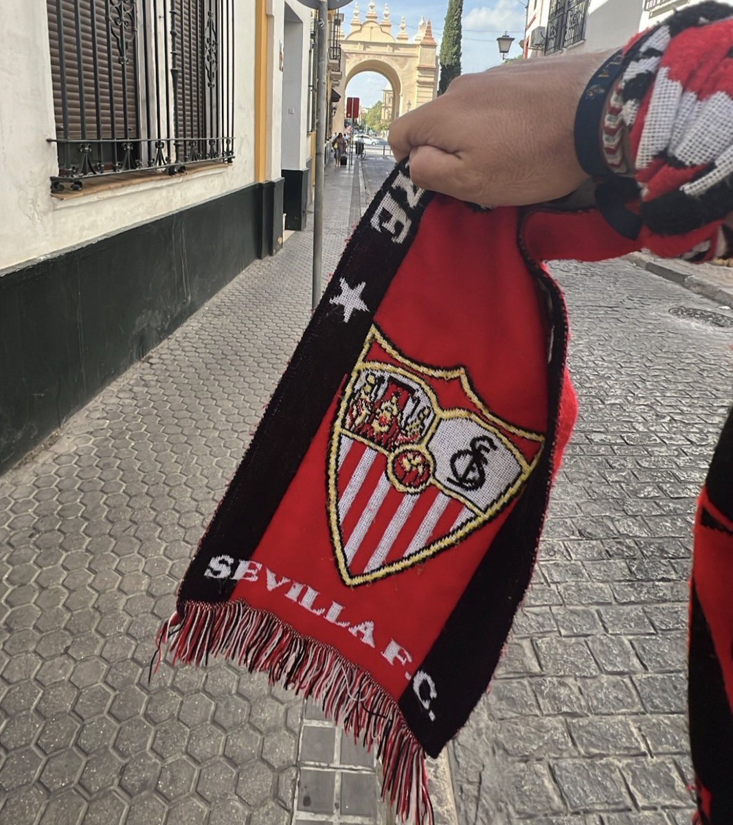 qbtnervion75's tweet photo. Hola vieja amiga. Hace tiempo que no te saco de paseo. Últimamente voy al estadio cabizbajo porque no reconozco a mi equipo. Pero hoy es diferente, debe serlo, hoy es una final, diferente, pero una final. Si me secaste las lágrimas en Budapest, ¿cómo te iba a dejar hoy sin ir a tu casa?

¡𝑽𝒂𝒎𝒐𝒔 𝑺𝒆𝒗𝒊𝒍𝒍𝒂, 𝒗𝒂𝒎𝒐𝒔…! 🔴⚪️