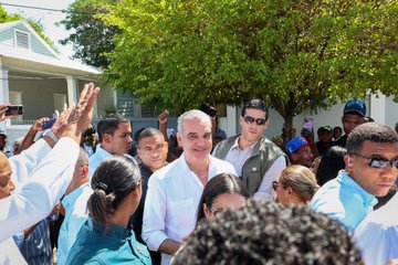 RdTeletipo's tweet photo. El Pdte. @LuisAbinader se reunió con productores de Montecristi, Dajabón y Valverde y anunció apoyo ante daños por lluvias: mantenimiento de caminos vecinales, créditos y medidas para evitar inundaciones.

Más info: https://t.co/aCcRC3OGR5

#RD #Agricultura #Noticias https://t.co/SG3EyHAF1r