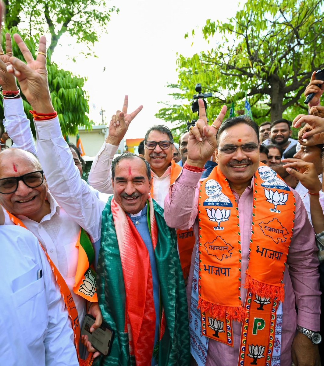 आज भाजपा प्रदेश कार्यालय, जयपुर में माननीय मुख्यमंत्री श्री <a href="/BhajanlalBjp/">Bhajanlal Sharma</a> जी के साथ पश्चिम बंगाल, असम एवं पुडुचेरी में <a href="/BJP4India/">BJP</a> की ऐतिहासिक जीत का जश्न साथी कार्यकर्ताओं के साथ उत्साह एवं हर्षोल्लास के साथ मनाया।

यह ऐतिहासिक जीत माननीय प्रधानमंत्री श्री <a href="/narendramodi/">Narendra Modi</a> जी के