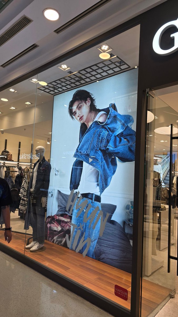 Foto campaign #HYUNJINxGUESS udah terlihat di Grand Indonesia😍

©️denuneoish
#HYUNJIN #현진 #ヒョンジン #StrayKids