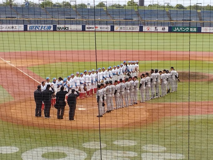 JABA新潟大会決勝
今年も巨人三軍を見てきた。
9回裏 2-3 ツーアウトからホームランで同点、
10回裏 3-4から相手のエラーで逆転サヨナラ。

雨と強風と低温のためか、今年は観客はより少なかった。キッチンカーも見なかった。望遠レンズで写真を撮っている方もいなかった。