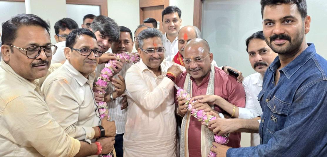 PNPathakBJP's tweet photo. आज पश्चिम बंगाल में भारतीय जनता पार्टी की ऐतिहासिक एवं अभूतपूर्व विजय के उपलक्ष्य में राष्ट्रीय महामंत्री भाजपा एवं पश्चिम बंगाल प्रभारी, हम सभी के प्रेरणास्रोत, कुशल रणनीतिकार एवं मार्गदर्शक आदरणीय श्री @sunilbansalbjp जी भाई साहब से भेंट कर उन्हें हार्दिक बधाई एवं शुभकामनाएं दीं।
तथा उनका मार्गदर्शन व आशीष प्राप्त किया।