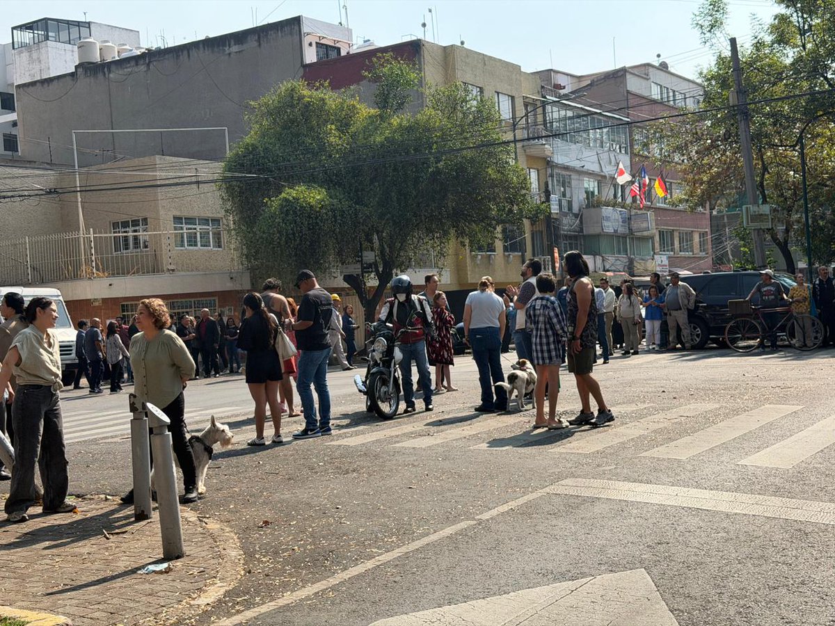 MVSNoticias's tweet photo. #ÚLTIMAHORA 🚨 Este lunes 4 de mayo, sonó la alerta sísmica en CDMX. Así se vivió el momento del #sismo en diversas partes de la capital de nuestro país. 📢 https://t.co/1FIlT2ZQvD