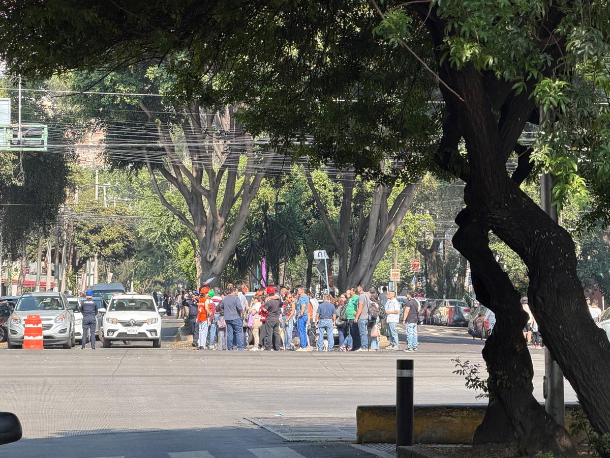 MVSNoticias's tweet photo. #ÚLTIMAHORA 🚨 Este lunes 4 de mayo, sonó la alerta sísmica en CDMX. Así se vivió el momento del #sismo en diversas partes de la capital de nuestro país. 📢 https://t.co/1FIlT2ZQvD