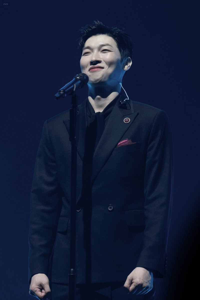 260503 미라클라스 콘서트 
<2026_GLORY> #박강현 

    멋지게 노래 끝내고 ^v^ 🐩모드 웃음🩷