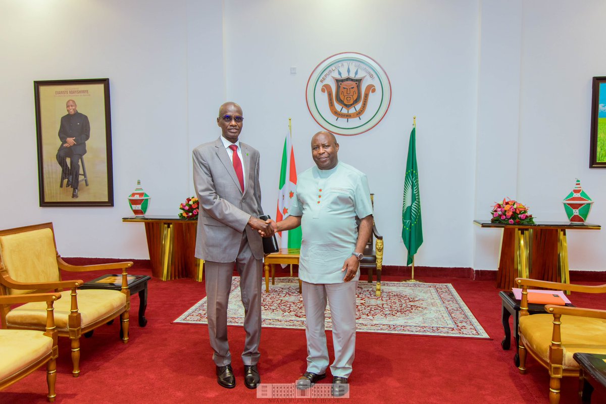 NtareHouse's tweet photo. Le Chef de l’Etat et Président de l’@_AfricanUnion, 
SE @GeneralNeva, vient de recevoir, au Palais de Kiriri, une délégation d’envoyés spéciaux du Président Mauritanien, SE Mohammed Ould Ghazouani, conduite par Mr Lam MOCKTAR,Ministre chargé du Secrétariat Général du Gouvernement https://t.co/wf1403VC2a
