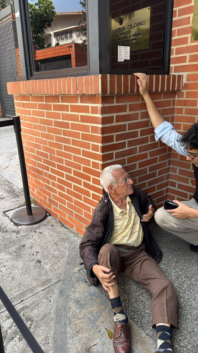 annadeslo's tweet photo. @ItalyinCaracas @ItalyinVEN 

Deve fare la fede di vita. Dice di non saper usare il computer. Gli chiedono un appuntamento o di mandare un'e-mail. Ha 90 anni. Volevo portarlo con me e farglielo io. Ha detto che è italiano e merita rispetto. Chi lo aiuta? https://t.co/IyRPxq6s0g