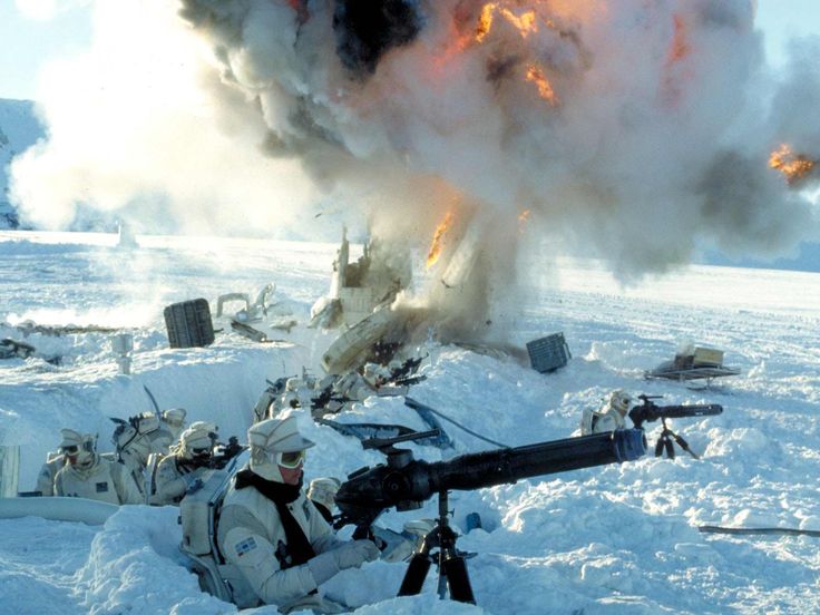 La defensa de Echo Base en Hoth, año 3 ABY, es una de las batallas más distorsionadas por la propaganda victoriosa, y vale la pena revisarla con la documentación operacional en la mano. 

La historiografía oficial de la Nueva República, fijada por las memorias revisadas de Mon