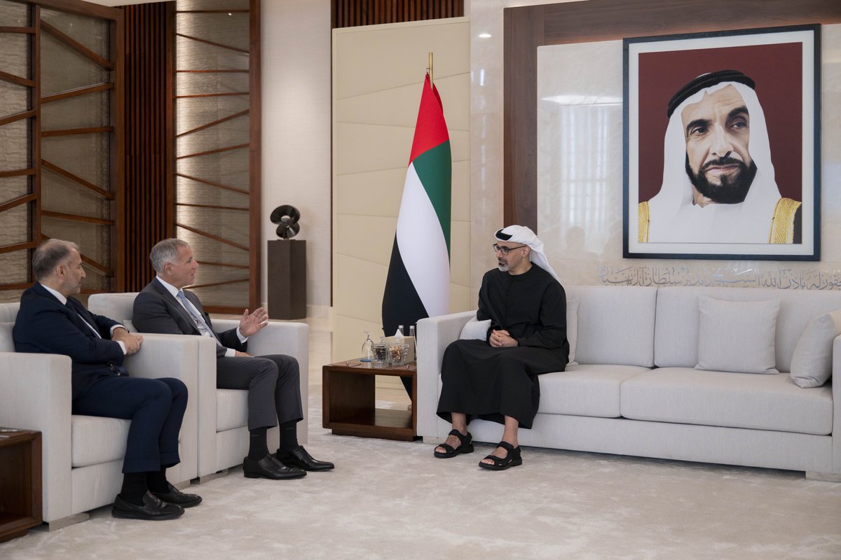 KBM_ALNAHYAN's tweet photo. #خالد_بن_محمد_بن_زايد يلتقي جورج الحديري، الرئيس التنفيذي لمجموعة "إتش إس بي سي" القابضة، حيث جرى خلال اللقاء بحث فرص وآفاق التعاون في قطاع الخدمات المالية والمصرفية، واستعراض منظومة الأعمال في الدولة، لا سيما في القطاعات ذات الأولوية التي تسهم في بناء اقتصاد قائم على المعرفة. https://t.co/kVlU77MU8j