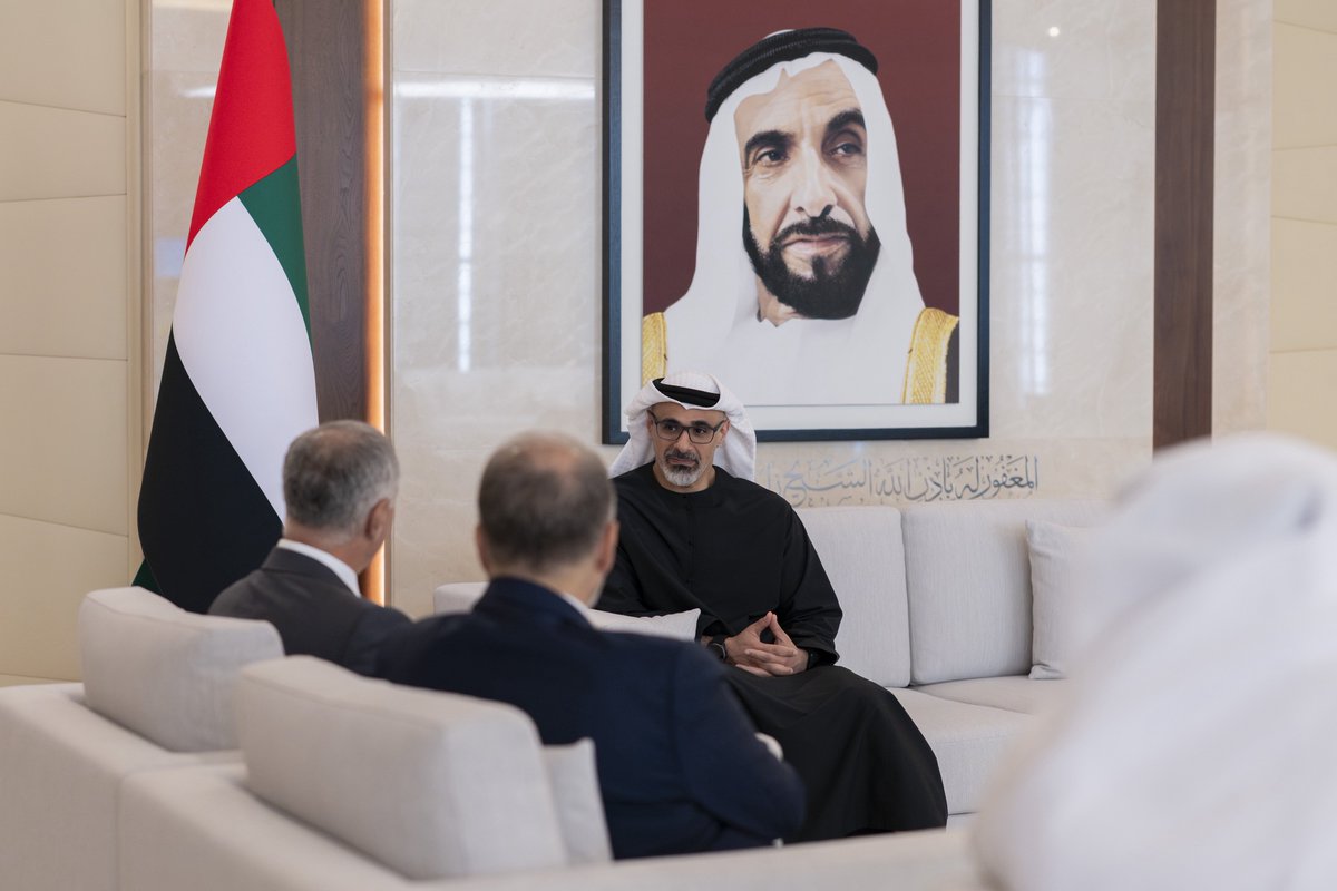 KBM_ALNAHYAN's tweet photo. #خالد_بن_محمد_بن_زايد يلتقي جورج الحديري، الرئيس التنفيذي لمجموعة "إتش إس بي سي" القابضة، حيث جرى خلال اللقاء بحث فرص وآفاق التعاون في قطاع الخدمات المالية والمصرفية، واستعراض منظومة الأعمال في الدولة، لا سيما في القطاعات ذات الأولوية التي تسهم في بناء اقتصاد قائم على المعرفة. https://t.co/kVlU77MU8j