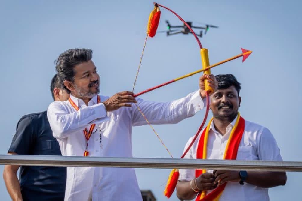 raviranjith150's tweet photo. குறி வைத்தால் தவறமாட்டேன்; தவறுமானால் குறியே வைக்கமாட்டேன்
             ~ தலைவர் @TVKVijayHQ 

 #தமிழகவெற்றிக்கழகம் #TVKVijay‌ https://t.co/rcTBRLDtrQ