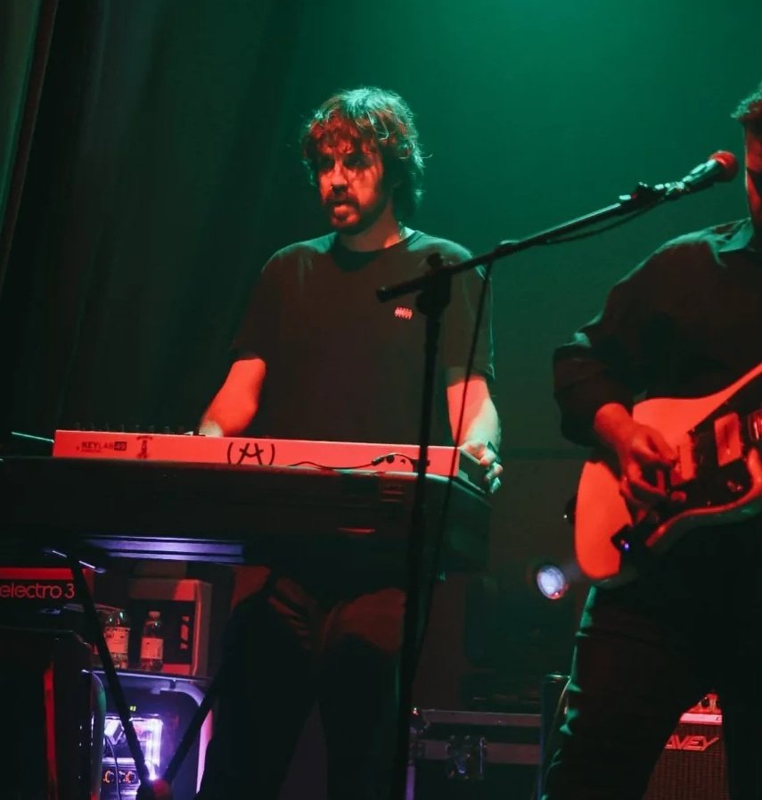 Y0ANDEE's tweet photo. Ayer volví a tocar en directo con @Refugio19.
Un tiempo parados por circunstancias de la vida e iniciamos de nuevo nuestra defensa de las canciones que componemos en el local de ensayo.

Por muchas noches más de música en vivo. https://t.co/j4s7VP4eja