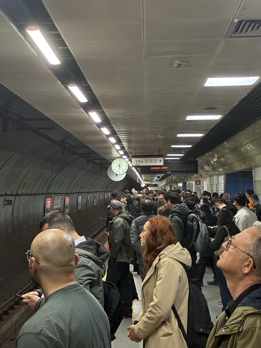Mert_Akin's tweet photo. @metroistanbul Anlık göztepe. Metro patlak gelmeyin https://t.co/6JoNBB0RUC