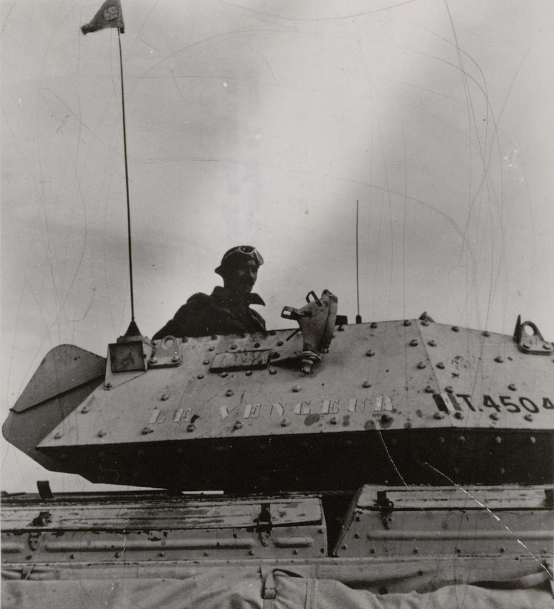 FWD_Publishing's tweet image. Drawn to this image when looking for a reference to the spotlamp mount and I didn't recall seeing a British Crusader (II?) in service with Free French forces in N. Africa before. Identified as Le Vengeur (The Avenger?) (WD Index T.4504...). #tank #history #ww2
