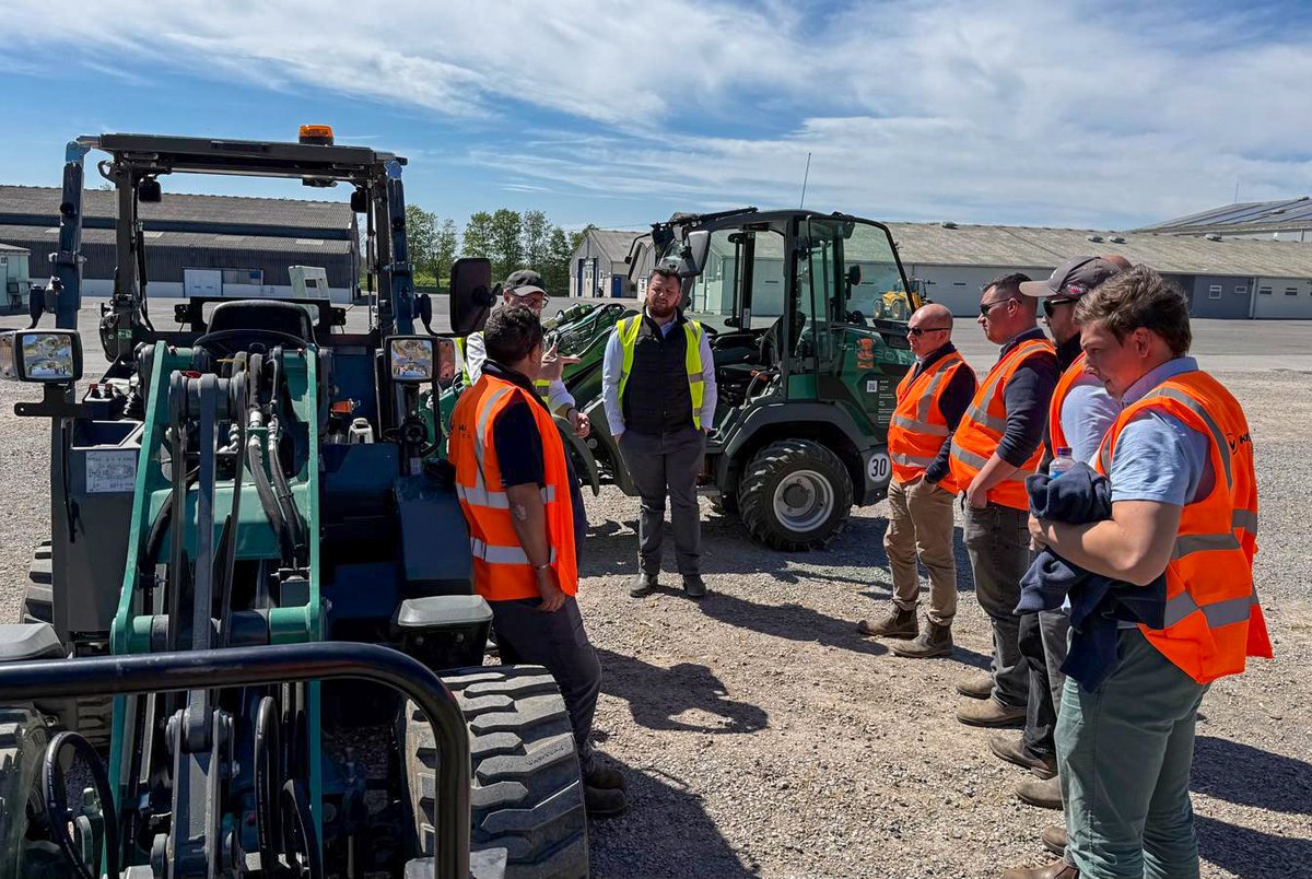 HuntForestGroup's tweet photo. 💚𝗞𝗥𝗔𝗠𝗘𝗥 𝗥𝗢𝗔𝗗𝗦𝗛𝗢𝗪 𝗧𝗥𝗔𝗜𝗡𝗜𝗡𝗚 𝗔𝗧 𝗕𝗔𝗧𝗛 &amp; 𝗪𝗘𝗦𝗧🚜
Last week our Sales and Demonstration team headed down to the Royal Bath and West Showground for Kramer Roadshow product training.

#HuntForestGroup #Kramer #Telehandlers #ProductTraining #BuiltForWork https://t.co/5gTBsCrKtT