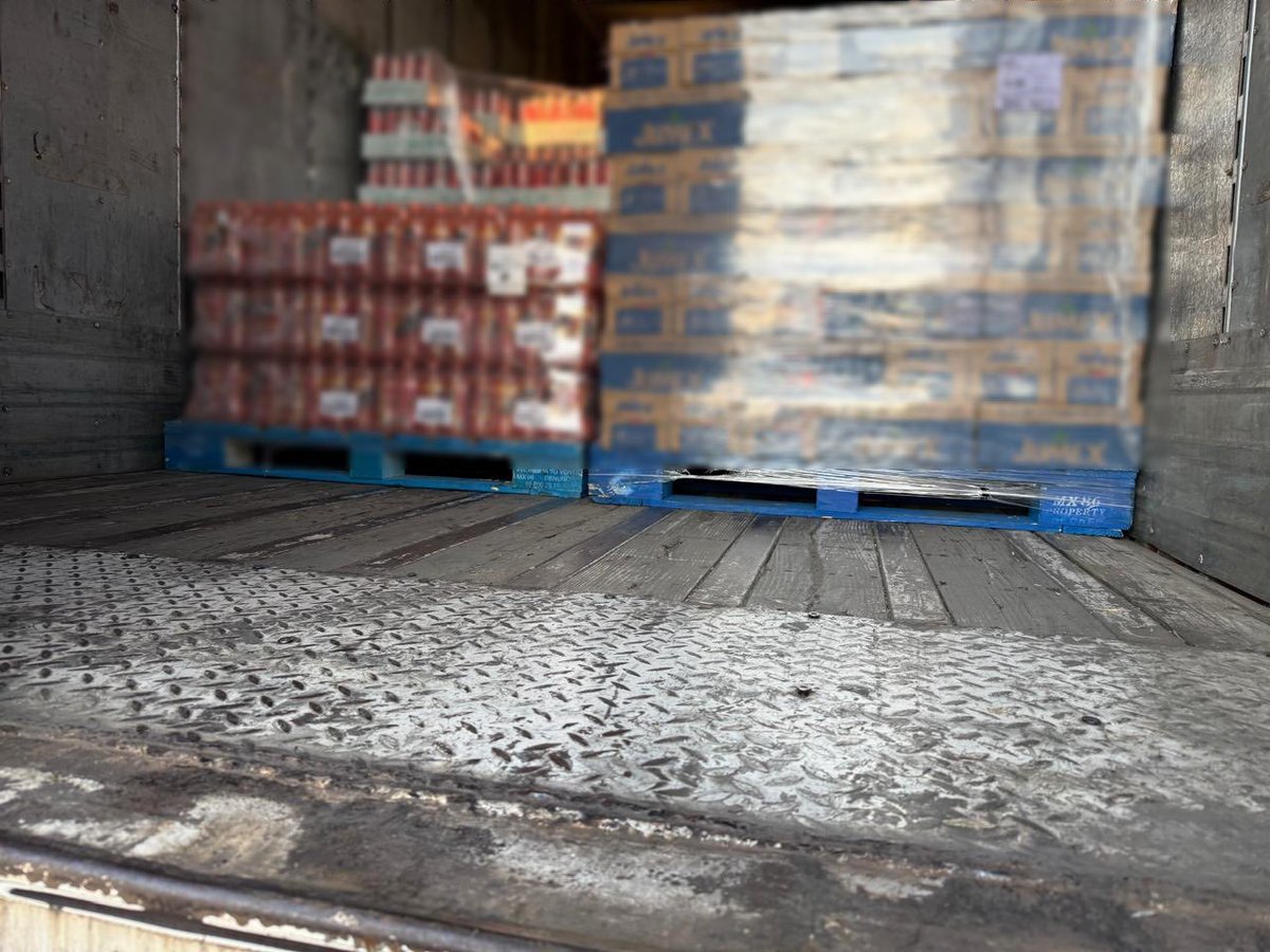 edgarfabianvf's tweet photo. En #Celaya, una denuncia al 089 permitió ubicar y asegurar un vehículo con reporte de robo que transportaba mercancía valuada en cerca de 2 millones de pesos.
La unidad fue localizada por las #FSPE en la zona industrial, en aparente abandono, con 27 tarimas de productos. https://t.co/1YyVOh4pyl