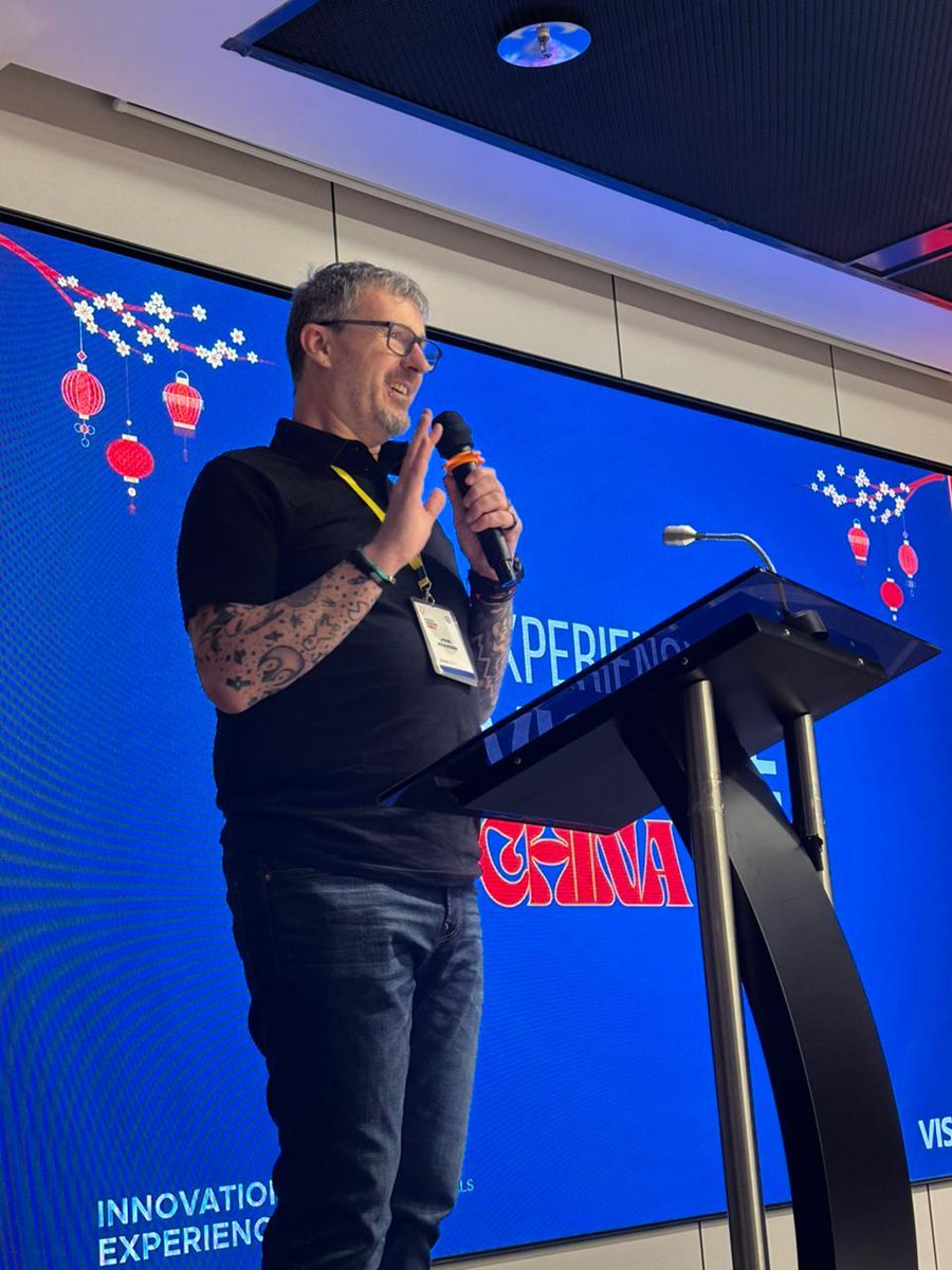 root_darkside's tweet photo. La semana pasada estuve en China junto a 80 empresarios de diferentes industrias para mirar de cerca cómo algunas compañías están aplicando tecnología, innovación e inteligencia artificial en contextos reales.

Fue una experiencia muy potente, no solo por lo que vimos, sino por las conversaciones que se generaron alrededor de eso.

Gracias Vistage Argentina por abrirme el espacio para compartir, desde la mirada de la tecnología aplicada, algunas impresiones de este viaje.

Fui esperando encontrar respuestas en la tecnología misma. Pero regrese con una idea distinta a la que esperaba.

Me impactó cómo algunas empresas logran convertir la tecnología en sistema, en operación y en decisión estratégica.

Porque una cosa es tener herramientas.
Otra muy distinta es integrarlas con claridad.

Lo que vi me dejó varios aprendizajes:

- La ventaja no siempre está en inventar más, sino en aplicar mejor.

- Innovar no es sumar tecnología, es rediseñar cómo funciona una empresa.

- El valor muchas veces no está en una pieza aislada, sino en cómo se coordina todo el sistema.

- Pivotar no siempre es abandonar algo... a veces es entender mejor dónde se movió el valor.

- La IA puede escalar procesos, pero el criterio humano sigue siendo el filtro más difícil de reemplazar.

La tecnología impresiona.
Pero lo que realmente transforma es la decisión de reorganizar la empresa alrededor de una oportunidad.

Ese fue, para mí, el gran aprendizaje del viaje.

Gracias a Vistage Argentina y a Innovation Experience por permitirnos vivir, pensar y compartir esta experiencia junto a una comunidad de líderes que también busca entender cómo se construye el futuro desde el presente.