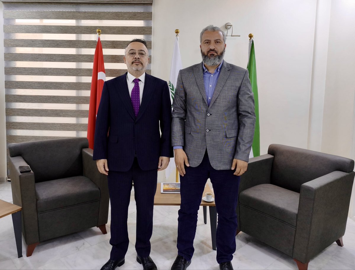TC_Sam_BE's tweet photo. Büyükelçi Dr. @nuhyilmaz,  İHH İnsani Yardım Vakfının Şam Ofisini ziyaret etmiştir. 

Ziyaret vesilesiyle, İHH'nın faaliyetleri hakkında bilgi almış ve Suriye'de uluslararası STK olarak akreditasyonunun Dışişleri Bakanlığı tarafından onaylanmasından ötürü tebrik etmiştir.

@ihhinsaniyardim