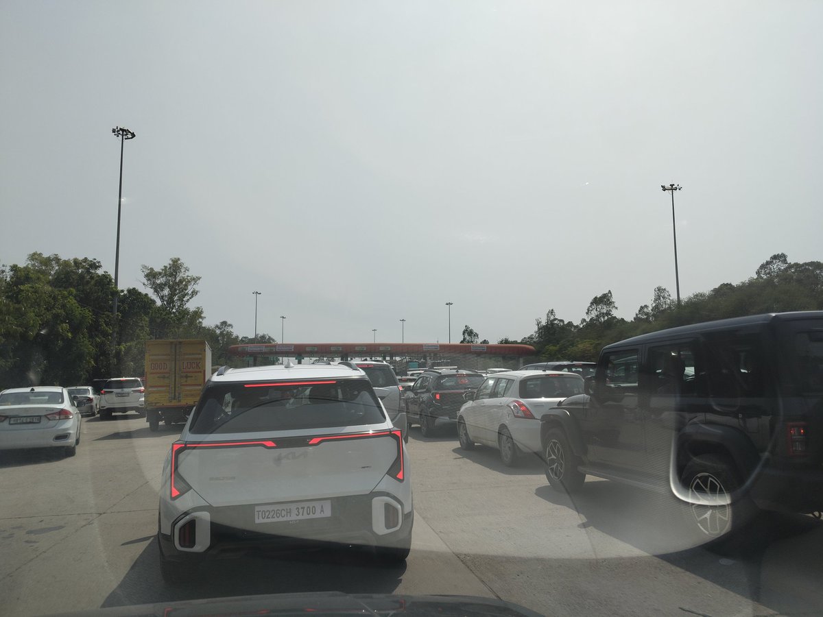 ronakanch's tweet photo. @nitin_gadkari @MORTHIndia @PIBMoRTH @nhidcl Long queues at toll plazas are causing unnecessary delays and fuel wastage for commuters. Request to review operations and ensure FASTag lanes are properly managed for smoother traffic flow. Please take action. #Traffic #TollPlaza https://t.co/RucAInyGGa