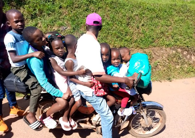 etop_radio's tweet image. Police have arrested a bodaboda rider, Allan Musisi, after he was intercepted transporting nine children.

#Police #Bodaboda 
#ChildSafety 
#CrimeAlert
#Etopradioupdate