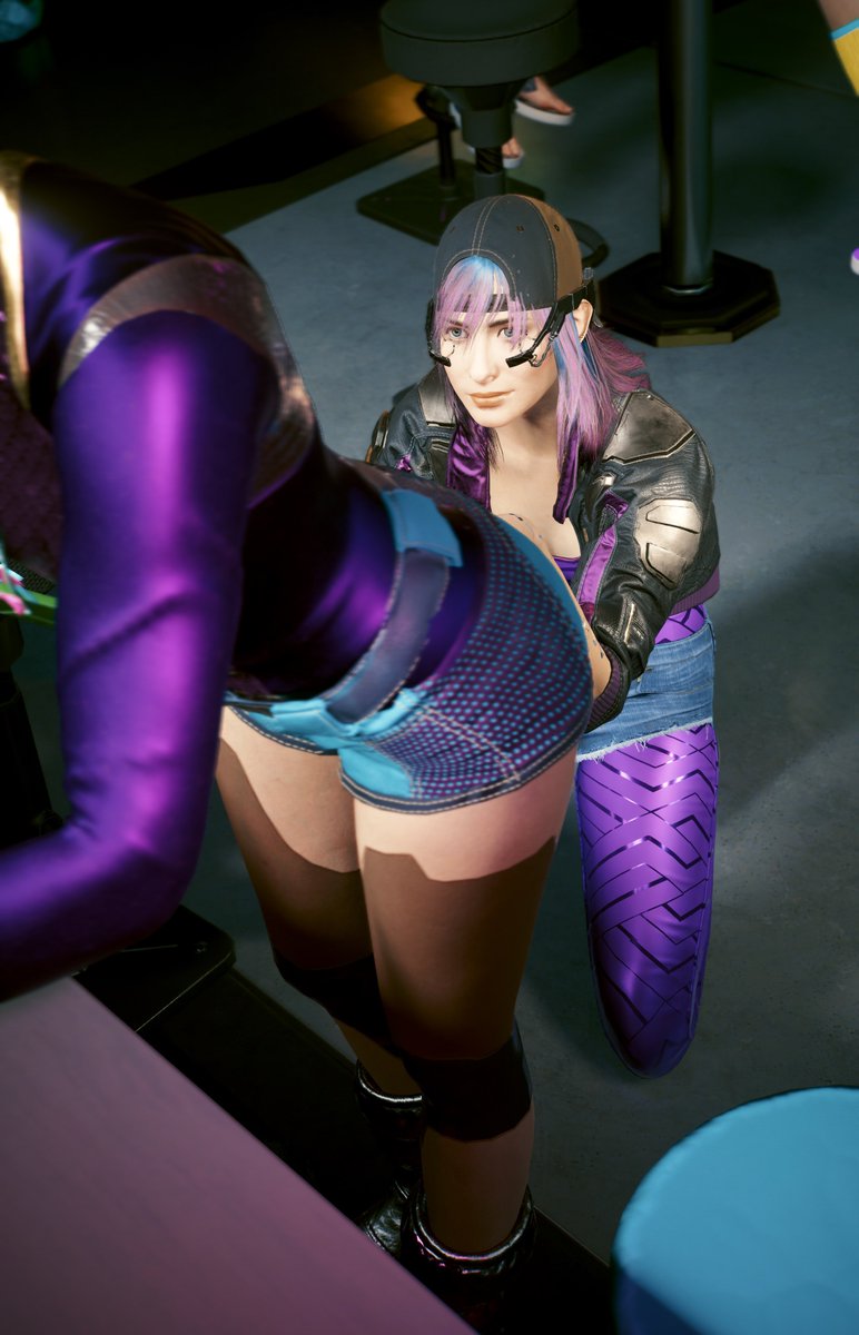 FourGu75a's tweet image. #Cyberpunk2077   
NPCのお姉さんのお尻にいたずらしようとしてるV