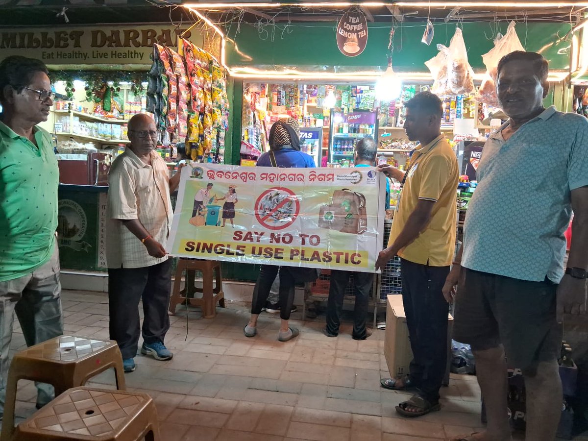 BMWV_BBSR's tweet image. Team Basix, in support of @bmcbbsr, conducted night-time commercial awareness drives—engaging businesses to adopt better waste management practices for a cleaner city. 🌙♻️
#ProudBMC #SwachhDataSe #SwachhBharat #SwachhBhubaneswar #SwachhSurvekshan
