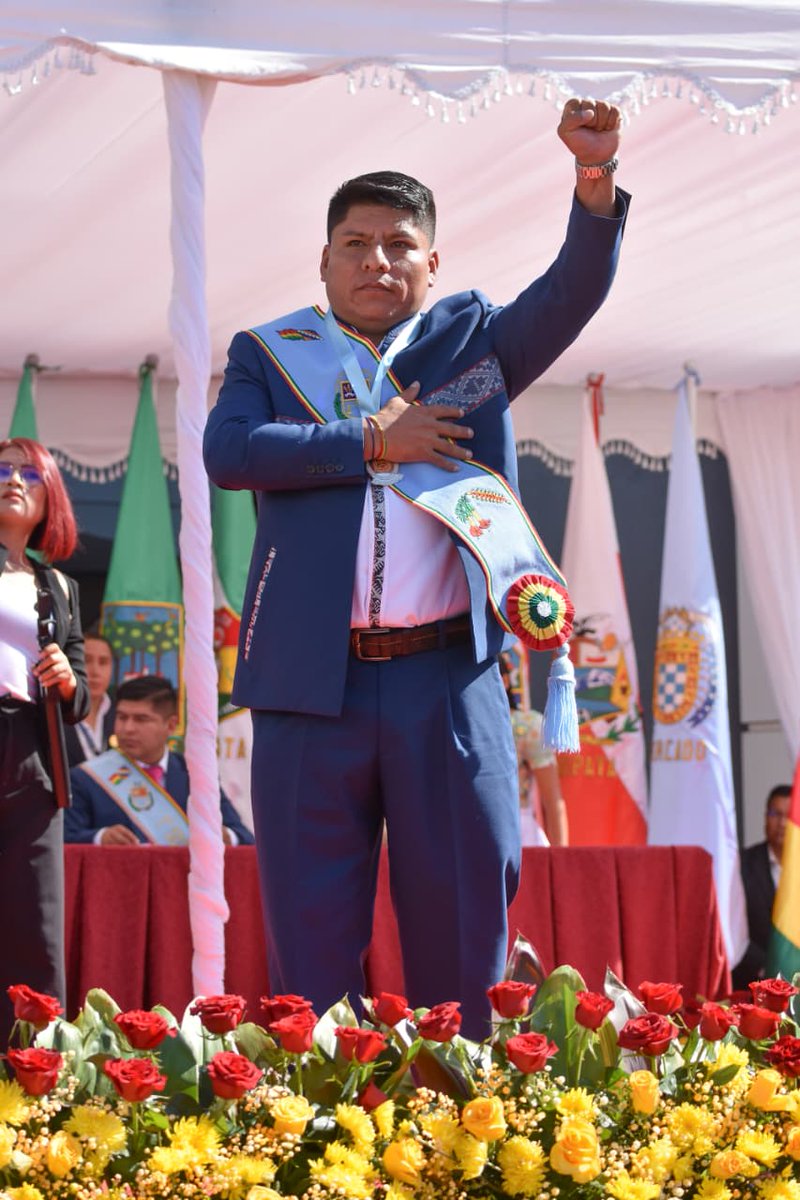 federicoalves's tweet photo. Bolivia es un contraste.
A la izquierda el cacique indígena aimara @LeonardoLoza18 un comunista que representa la barbarie.
A la Derecha el gobernador de Santa Cruz JP Velasco y su guapa vicegobernadora Paola Aguirre, en el último bastión criollo blanco cristiano de Bolivia. https://t.co/E1NYyTlCVH