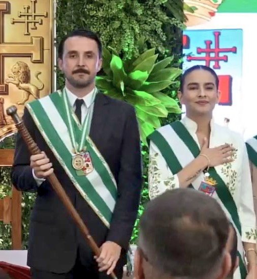 federicoalves's tweet photo. Bolivia es un contraste.
A la izquierda el cacique indígena aimara @LeonardoLoza18 un comunista que representa la barbarie.
A la Derecha el gobernador de Santa Cruz JP Velasco y su guapa vicegobernadora Paola Aguirre, en el último bastión criollo blanco cristiano de Bolivia. https://t.co/E1NYyTlCVH