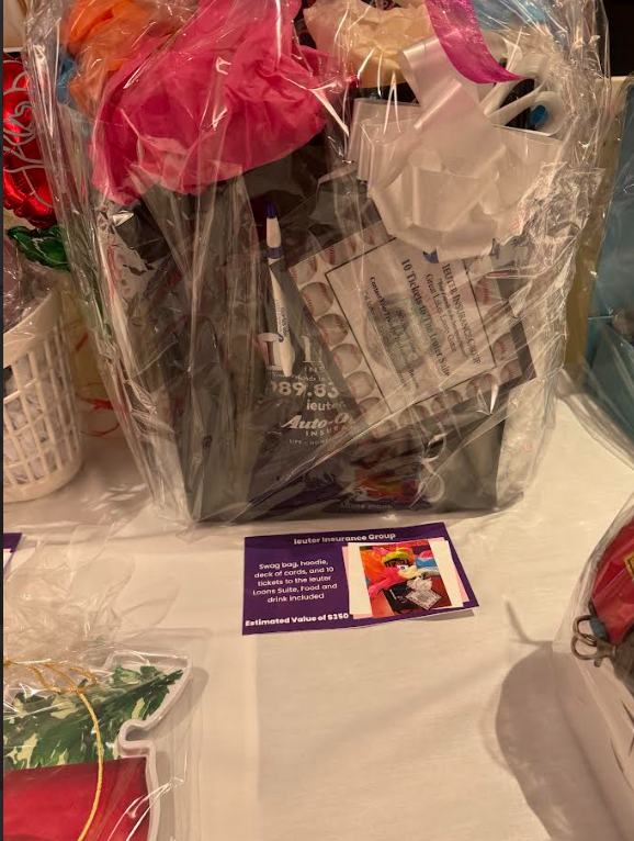 IeuterInsurance's tweet image. Hats off to The Arc of Midland for the fun and fashionable Derby Funday event they hosted this weekend. Vicky even ran into a two-time Superbowl champ. We were proud to be supporters of this fun fundraiser! 🐎
 #LoveWhereYouLive #SupportLocal #YourFriendsInTheInsuranceBusiness
