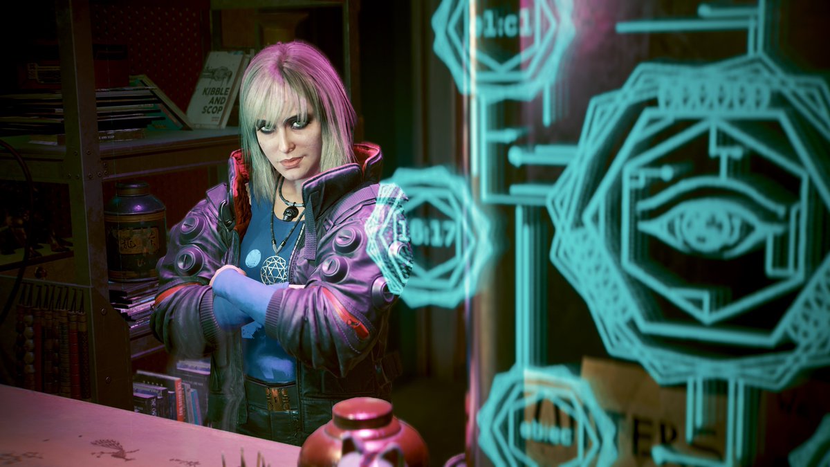 FourGu75a's tweet image. #Cyberpunk2077   
普段と違う雰囲気で自身の店、ミスティのエソテリカのカウンターに立つミスティ