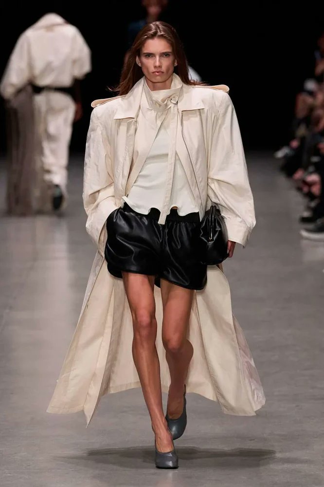 MakeOutfit tweet media