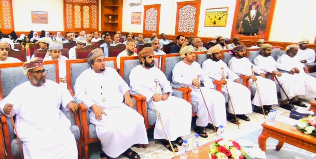 EduGovDhf's tweet photo. #تعليمية_ظفار #تعلم_مستدام 
تكريم المجيدين في مبادرة "واحة مقشن للإبداع والابتكار" بمحافظة ظفار

أقيم اليوم بنيابة مرسودد بولاية مقشن بمحافظة ظفار حفل تكريم الطلبة المجيدين في مبادرة "واحة مقشن للإبداع والابتكار"، تحت رعاية سعادة الشيخ هلال بن علي المعمري والي ولاية مقشن.

وتأتي المبادرة، التي نفذتها مدرسة مرسودد للتعليم الأساسي بالتعاون مع مكتب والي مقشن والقطاع الخاص، بهدف ترسيخ ثقافة الإبداع وتعزيز مهارات الطلبة، بمشاركة جميع مدارس الولاية، من خلال مشروعات نوعية في مجالات الفنون البيئية، وتوظيف طبيقات الذكاء الاصطناعي في الإنتاج الإعلامي، وإيجاد حلول مبتكرة للتحديات الجغرافية والبيئية.
واستمرت فعاليات المبادرة قرابة شهرين ونصف منذ
20 فبراير 2026، لتشكل منصة تعليمية رائدة على مستوى الولاية، بما يواكب مستهدفات رؤية عُمان
 2040
وتضمن الحفل معرضاً لنتاجات الطلبة الابتكارية، عكس مستوى الإبداع والتميز، فيما اختتم الحفل بإعلان النتائج وتكريم الفائزين والمدارس المشاركة والجهات الداعمة تقديراً لإسهاماتهم في إنجاح المبادرة.