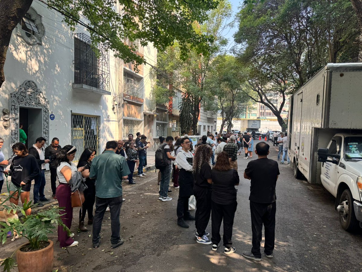 Pajaropolitico's tweet photo. 🚨Esta mañana se registró un sismo de magnitud 6 a 14 km al noroeste de Pinotepa Nacional, Oaxaca, que activó la alerta sísmica en la CDMX.

📸: @Fuguemann_ y @ManuVPC 

📎 https://t.co/eKmY94vEtk https://t.co/3DKBpdDNZi