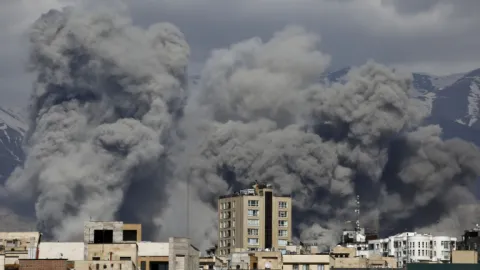 MarioNawfal's tweet image. 🚨🇮🇷🇺🇸 BREAKING: 

Iranian government facilities and military HQs are reportedly being evacuated tonight in anticipation of renewed U.S.-Israeli strikes