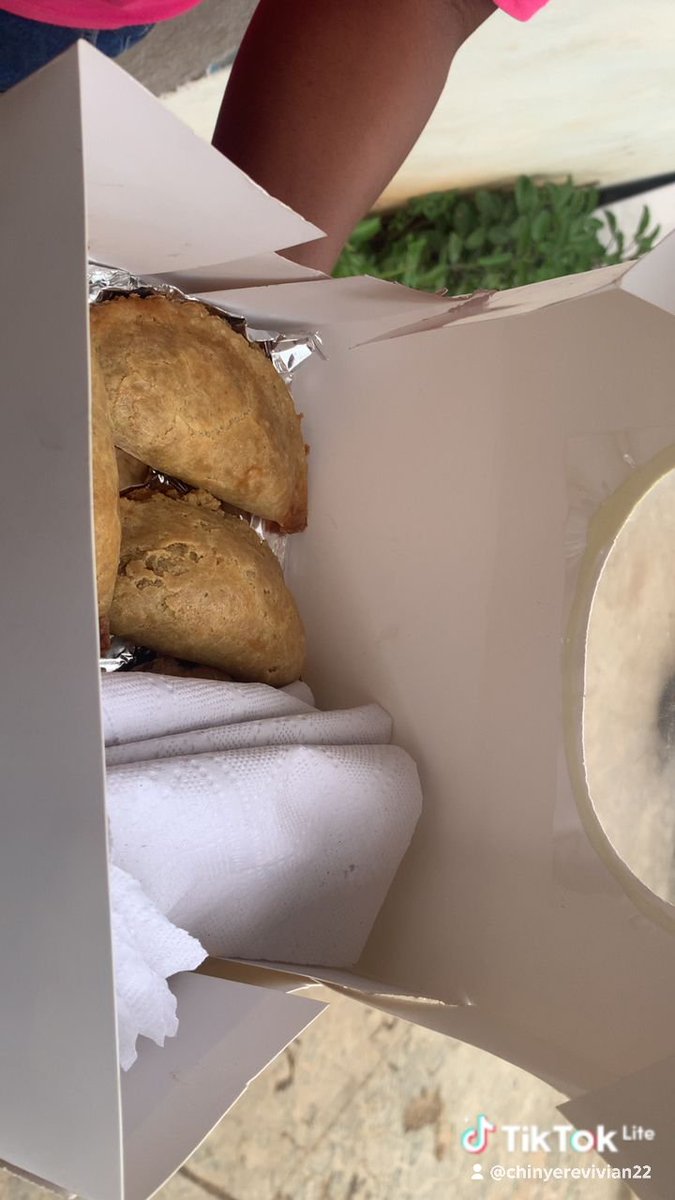 paul_vivain's tweet image. POV: You open the box and immediately forget your problems 😭🥧 Nyere's pies are that serious. Order yours before the weekend runs out! 📦🔥 #AbujEats #NyeresPies #WeekendVibes