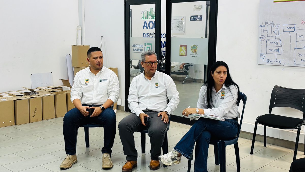 gestoraibague's tweet photo. Nuestra nueva directora Inmobiliaria, Martha Echeverry, socializa con los funcionarios sus objetivos y propósitos para temas de bienes fiscales, paraderos y espacio público. https://t.co/6ghQL7uPDu