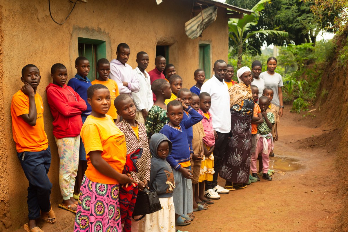 fmiubumuntu's tweet image. Yesterday, through the "Weekend and Holiday Coaching Program," children from FMI “Ubumuntu,” in collaboration with #volunteers, visited a #survivor of the Genocide against the Tutsi 1994 live in Higiro Cell, Nyanza Sector in @GisagaraDistr. What began as a visit became 1/2