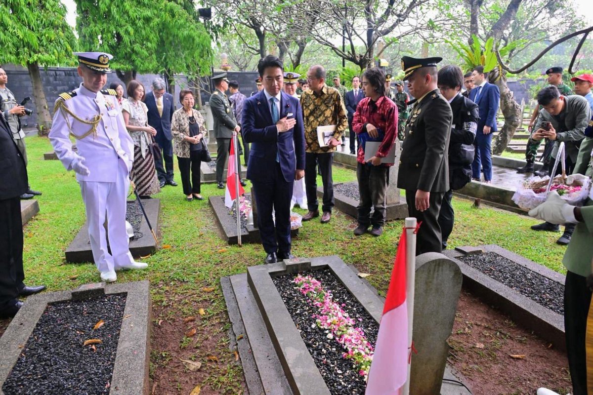 ジャカルタにあるカリバタ英雄墓地を訪問しました。激しい雨が降っていたのに、屋外の元日本兵のお墓参りをするタイミングになったらピタッと雨が止みました。