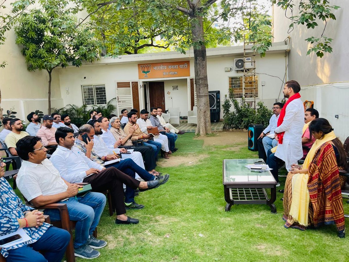 Arpit4BJP's tweet photo. ग्रेटर नोएडा भाजपा कार्यालय में मासिक बैठक संपन्न

आज ग्रेटर नोएडा कार्यालय पर मासिक बैठक का सफल आयोजन हुआ, जिसमें संगठन को और मजबूत बनाने हेतु महत्वपूर्ण रणनीतियों पर चर्चा की गई। सभी शक्ति केंद्रों में प्रवास की योजना, आगामी कार्यक्रमों की रूपरेखा एवं पूर्व में हुए कार्यों की समीक्षा की गई।

बैठक में मंडल पदाधिकारी, शक्ति केंद्र संयोजक एवं प्रभारी सक्रिय रूप से उपस्थित रहे। साथ ही पूर्व मंडल अध्यक्ष श्री सतीश गुलिया जी, सोशल मीडिया संयोजक श्री वरुण धीमान जी एवं जिला कार्यकारिणी सदस्य श्रीमती अंखीदास गुप्ता जी की गरिमामयी उपस्थिति रही।

संगठन की मजबूती ही हमारी सबसे बड़ी ताकत है, और इसी संकल्प के साथ हम जनसेवा एवं विकास के कार्यों को आगे बढ़ाते रहेंगे।