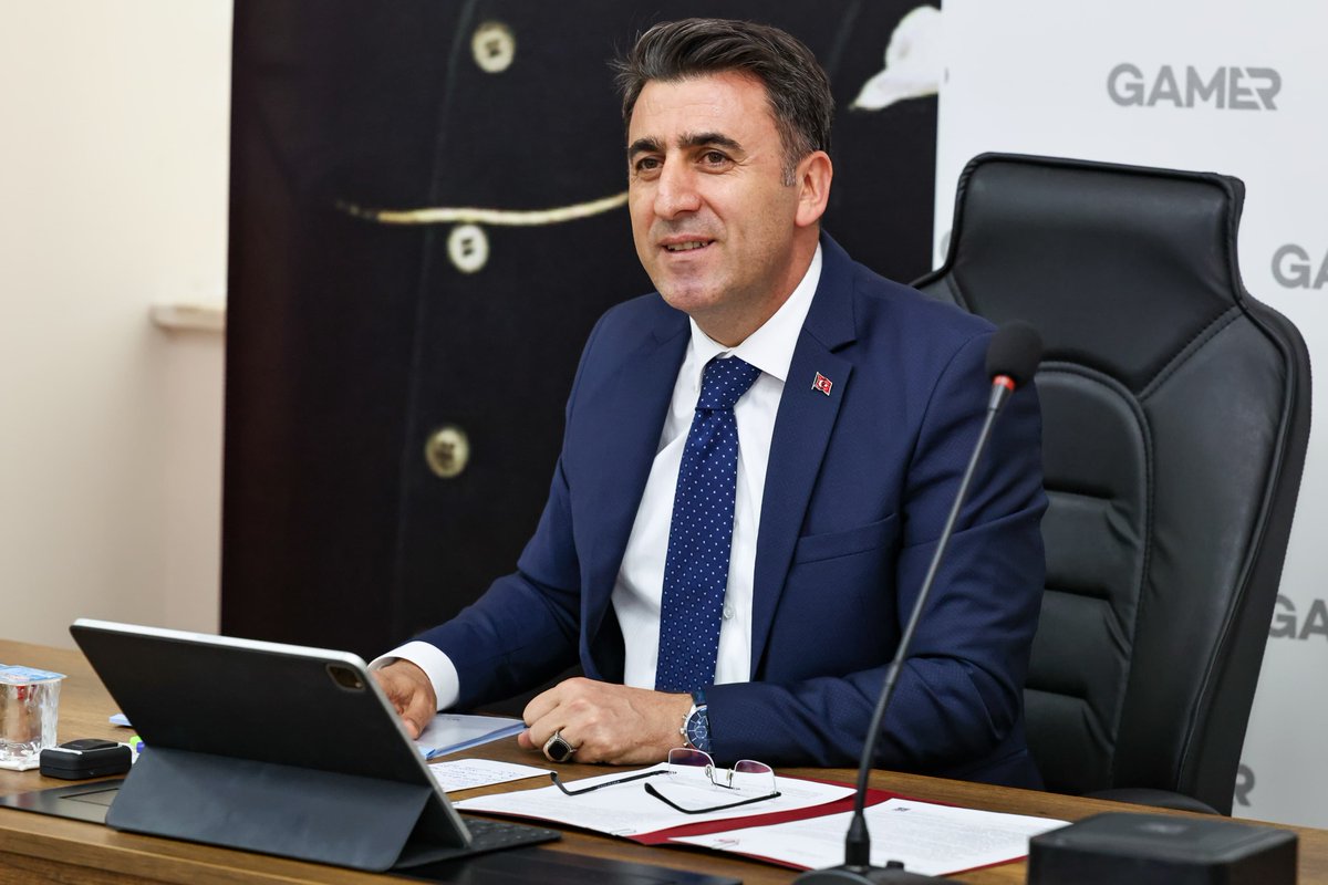 TunceliValiligi's tweet photo. 📍 GAMER Toplantı Salonu

📌 Valimiz Sayın Şefik Aygöl başkanlığında, 7-9 Mayıs tarihleri arasında ilimizde düzenlenecek Mamekifest Gençlik programına ilişkin hazırlık ve koordinasyon toplantısı gerçekleştirildi.

🚩 Toplantıda; doğa, müzik, eğlence, spor ve kültürü bir araya getirecek program tüm yönleriyle ele alındı. Su sporlarından tekne gezilerine, çocuk etkinliklerinden yamaç paraşütüne, konser organizasyonlarından sosyal aktivitelere kadar uzanan içerik başlıkları ayrıntılı şekilde ele alındı.

🚩 Gençliğin enerjisini yansıtan, şehrimizin sosyal ve kültürel hayatına canlılık katacak program için kurumlar arası iş birliği ve organizasyon süreci kapsamlı bir şekilde değerlendirildi.

@sefikaygol
@TCKulturTurizm